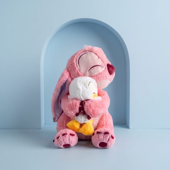 Pembe sarılan peluş